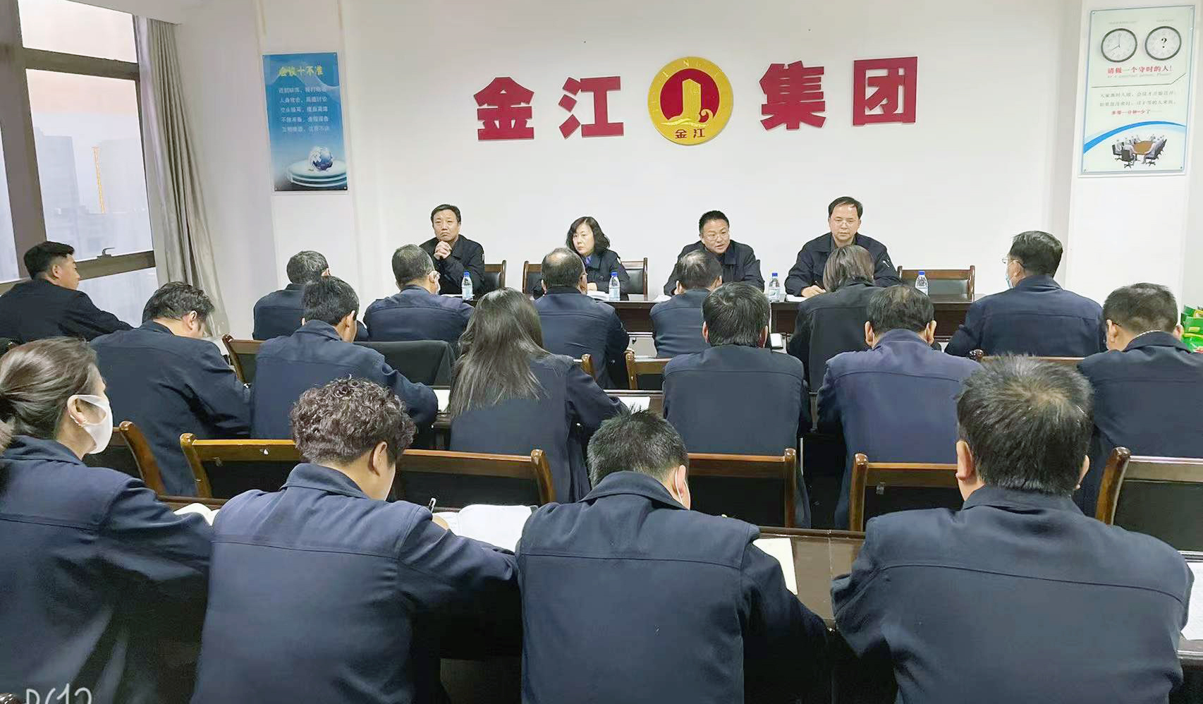 1.18由集團(tuán)張總主持召開(kāi)2021年第三、四季度崗位標(biāo)兵表彰會(huì),2022年1月份突破營(yíng)銷瓶頸會(huì)及本月學(xué)習(xí)培訓(xùn)會(huì).jpg